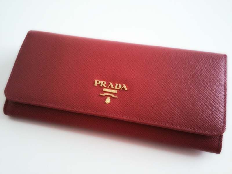 大人女子の象徴、プラダ(PRADA)の財布を愛用する芸能人まとめ | 芸能人 